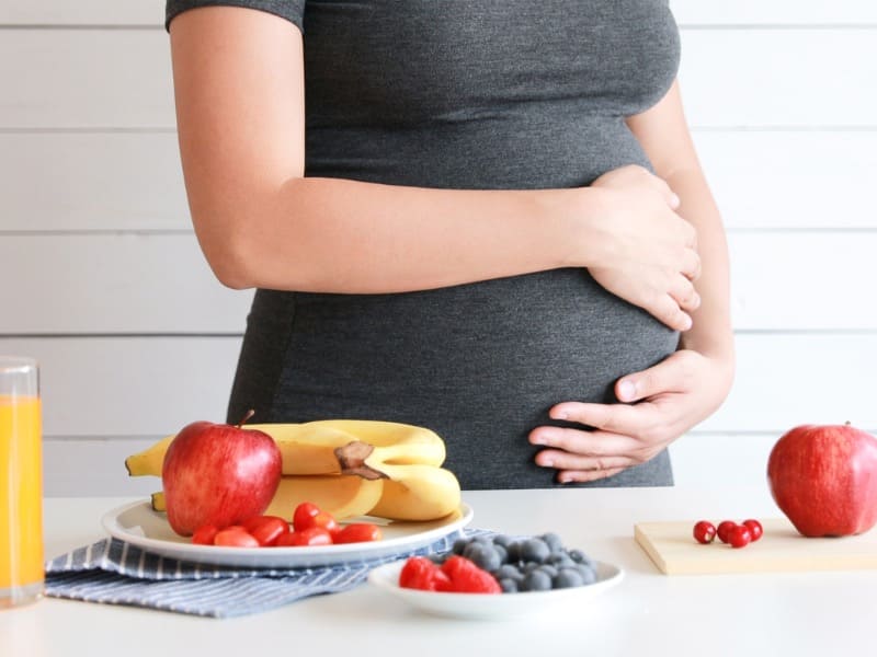 妊婦と果物の画像