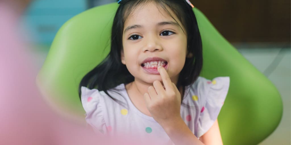 歯の矯正治療を受ける子供の画像
