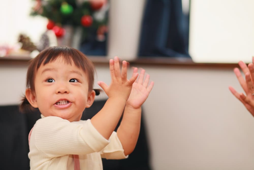 手を使って遊ぶ子供の画像