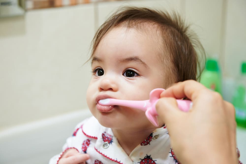 赤ちゃんの歯磨きの画像