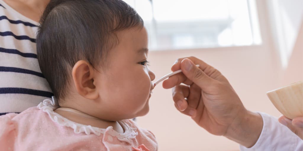 離乳食を食べる子供の画像