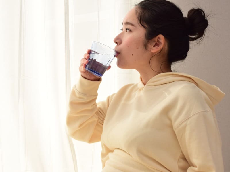 水を飲む妊婦さんの画像