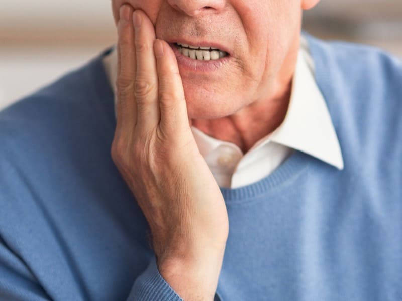 入れ歯が原因で歯茎が痛い高齢者の画像