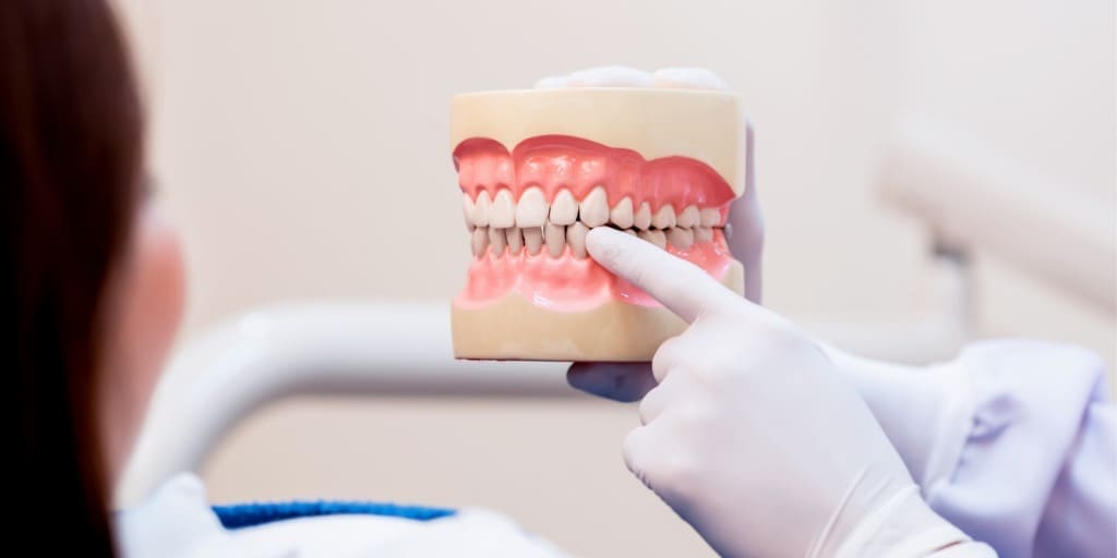 矯正治療のお話をする歯科医師と患者の画像