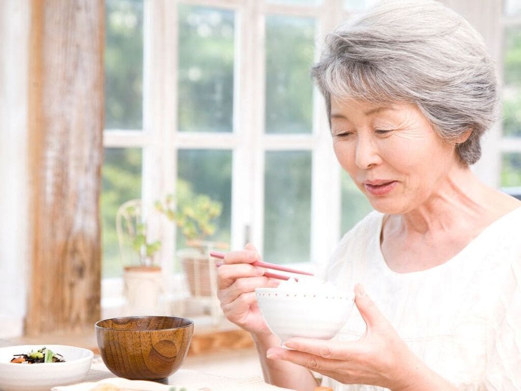 食事をする高齢者の画像